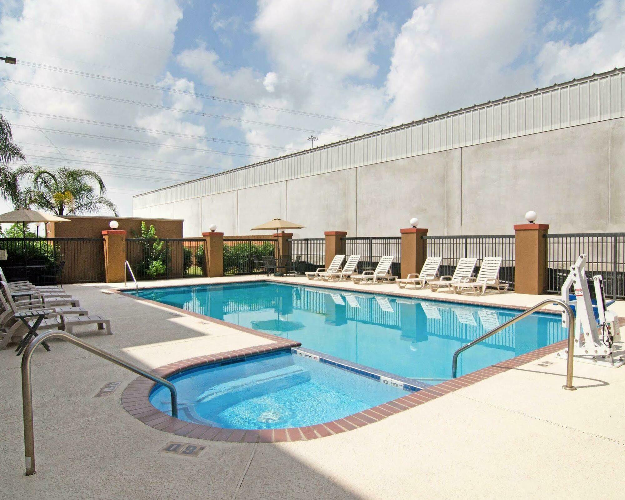 Springwood Suites Houston Iah - Beltway 8 Aldine Exterior photo